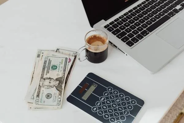 Preparación de presupuesto para transferencias de dinero con efectivo y herramientas financieras