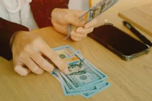 Servicio de cambio de divisas que maneja efectivo durante transacciones financieras