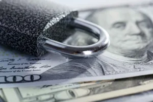 Concepto de seguridad para transferencias de dinero con bloqueo de billetes de dólares estadounidenses