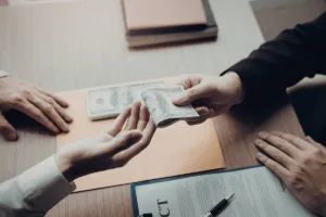 Transferencia segura de dinero durante una reunión de transacciones financieras profesionales en Kansas City