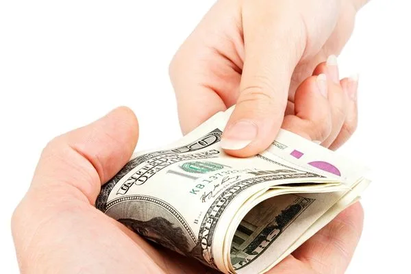 Primer plano de una transferencia segura de efectivo para una transferencia de dinero