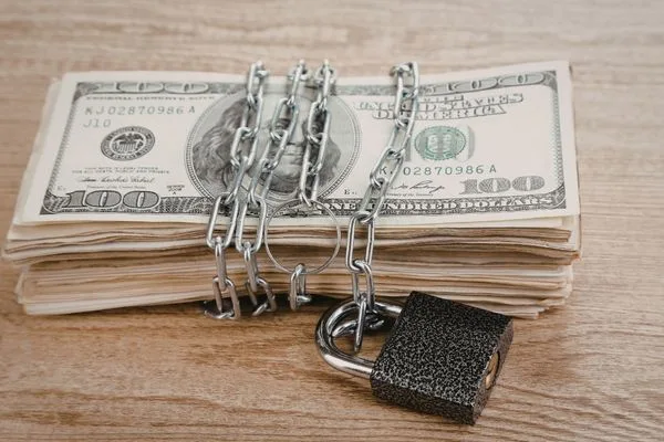 Pila de moneda bloqueada que representa la seguridad de la transferencia de dinero controlada