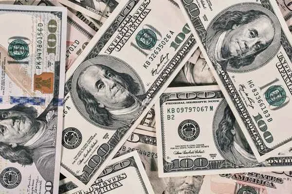 Billetes de dólar estadounidense de uso común en transacciones de cambio de divisas