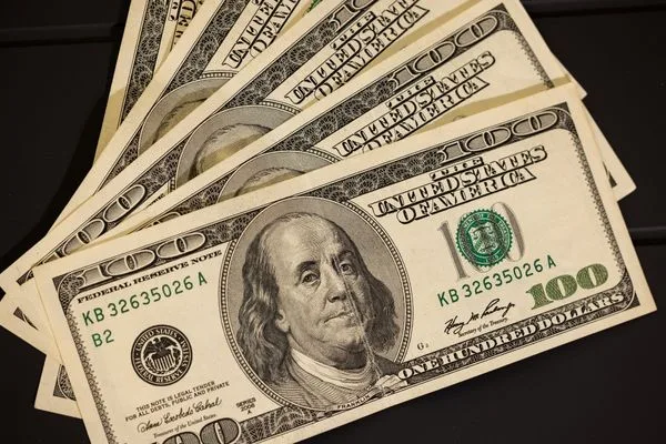 Facturas en efectivo exhibidas para transacciones seguras de transferencia de dinero