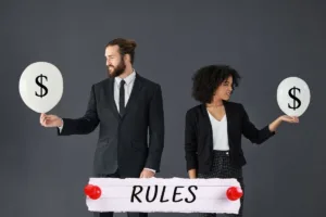 Profesionales de negocios discutiendo las reglas de cobro de cheques para pagos