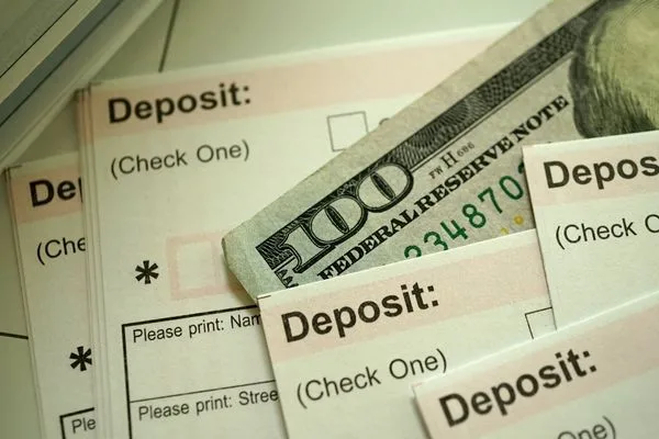 Formularios de depósito bancario y efectivo utilizado para el cobro de cheques