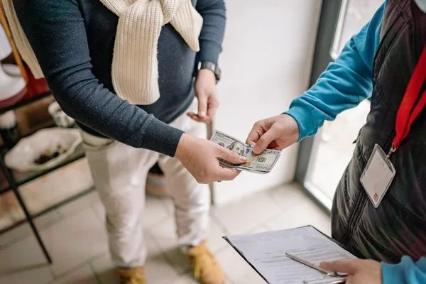 Cambio de pago en efectivo durante el servicio de transferencia de dinero