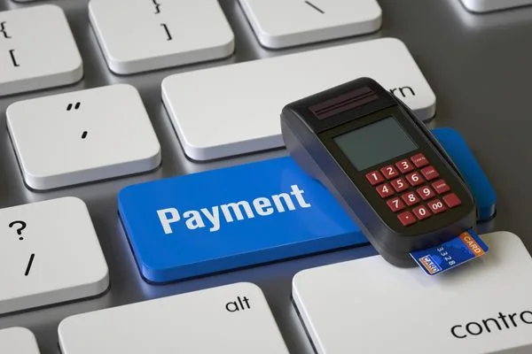 Seguridad de pagos digitales con proceso de verificación de cobro de cheques