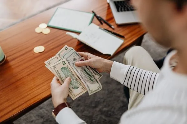 Transferencia de dinero con manejo de efectivo y planificación financiera personal