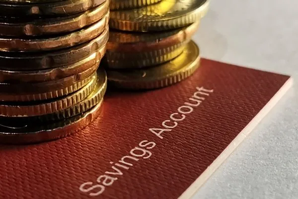 Cuenta de ahorros con monedas apiladas que representan el cobro de cheques