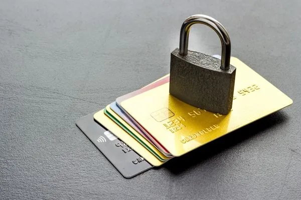 Concepto de pago seguro con candado y protección de giro postal