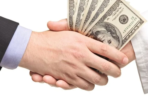 Transferencia de dinero, cambio de efectivo que representa transacciones financieras seguras