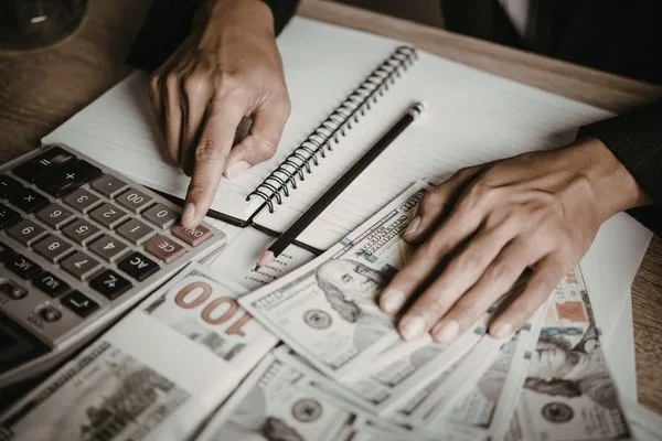 Contar efectivo y calcular los costos de transferencia de dinero