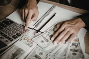 Planificación presupuestaria para el cambio de divisas con efectivo y calculadora