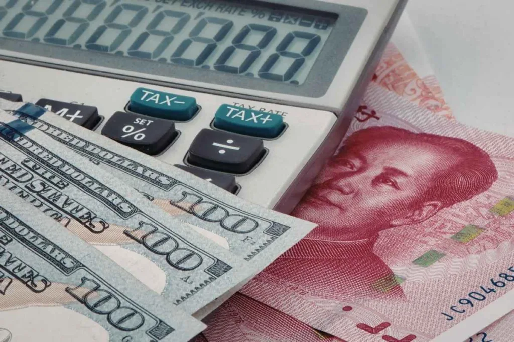 Cambio de divisas, primer plano de efectivo y calculadora
