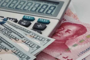 Cambio de divisas, primer plano de efectivo y calculadora