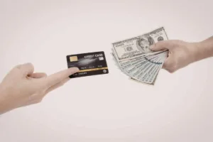 Cliente comparando efectivo y tarjeta durante el proceso de cambio de divisas