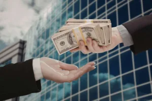 Transferencia de dinero en efectivo entre profesionales de negocios