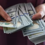 Persona que tiene efectivo para transferencia de dinero segura