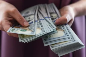 Persona que tiene efectivo para transferencia de dinero segura