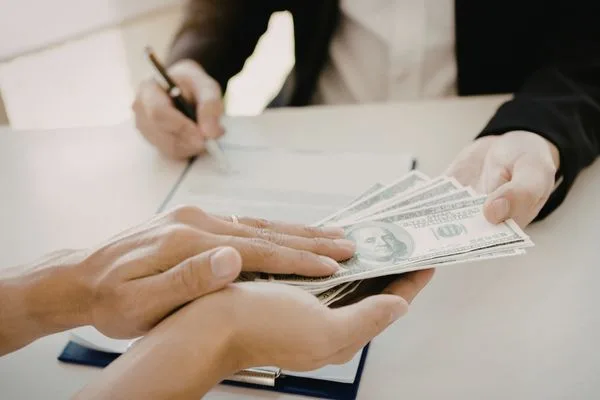 Proceso de pago en efectivo durante una transferencia de dinero en persona