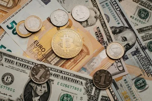 Cambio de divisas con billetes y monedas internacionales
