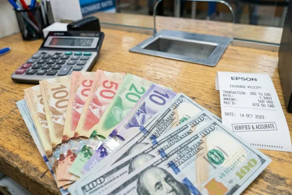 Recibo de cambio de divisas con billetes internacionales mixtos