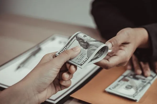 Transferencia de dinero en efectivo que muestra el proceso de transacción con comisiones