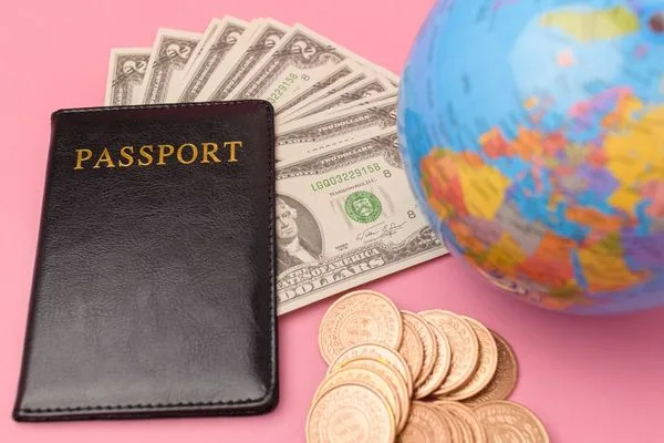 Pasaporte y efectivo preparados para el cambio de divisas