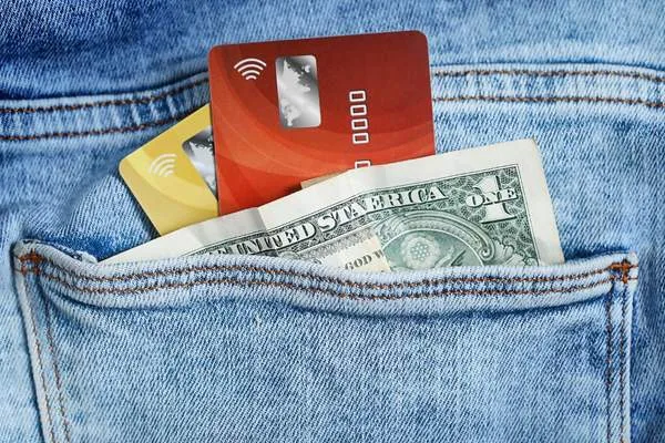 Efectivo y tarjetas en comparación con transferencias de dinero