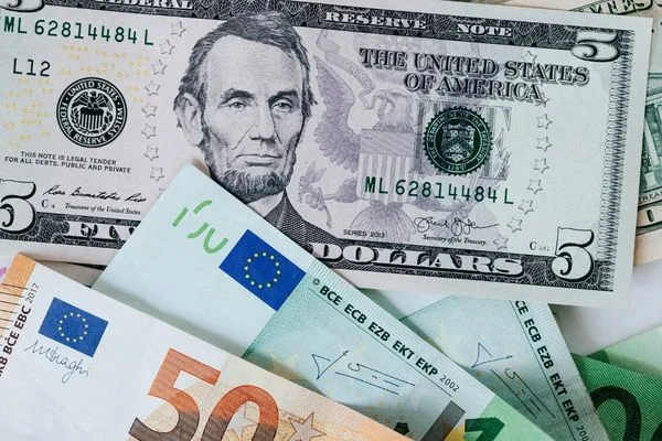 Cambio de divisas, primer plano de billetes internacionales