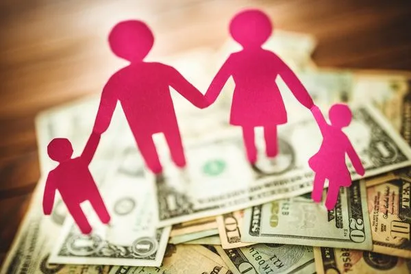 Apoyo financiero familiar mediante transferencias de dinero confiables