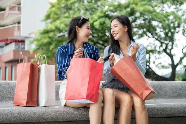 Viajeros disfrutando de compras con fondos de cambio de divisas