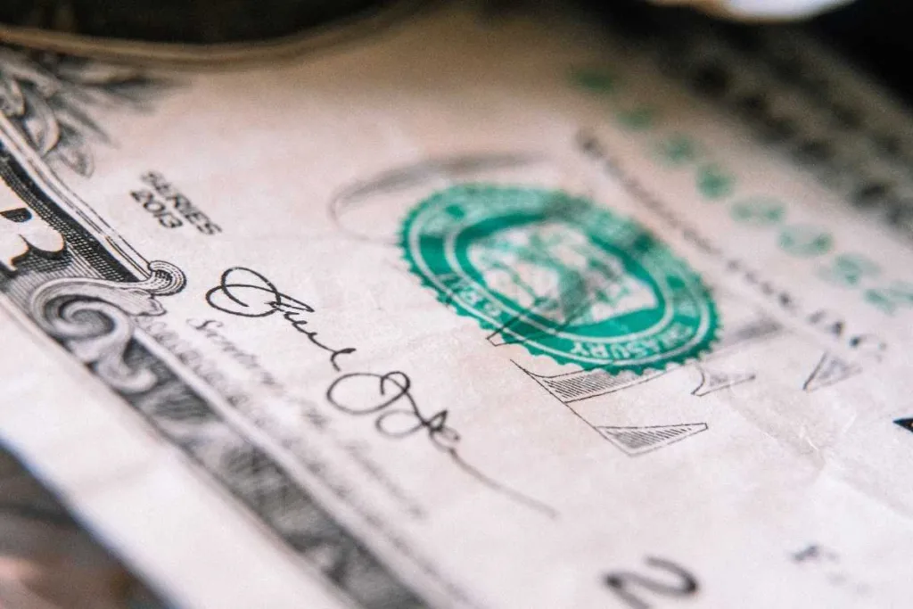 Primer plano de un billete de dólar en un contexto de cambio de divisas