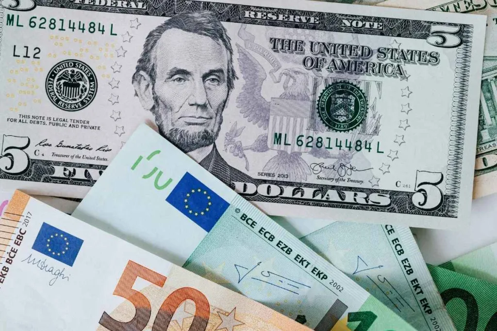 Concepto de cambio de divisas con dólares estadounidenses y euros