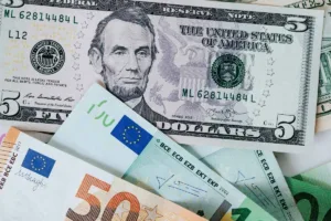 Concepto de cambio de divisas con dólares estadounidenses y euros
