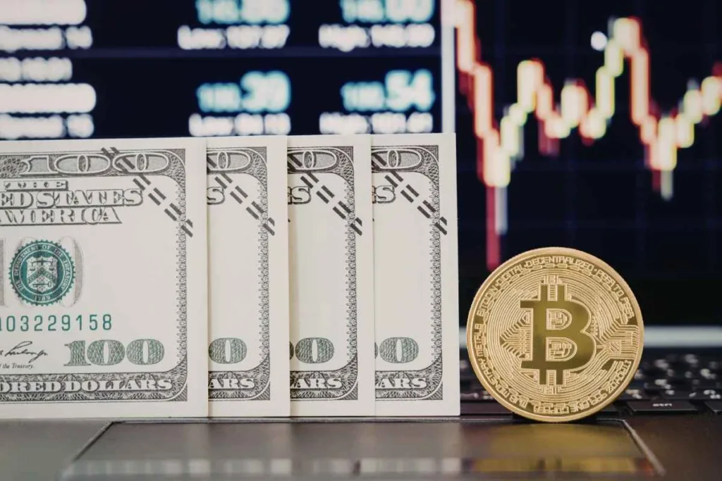 Concepto de cambio de divisas con billetes de dólar y gráfico de mercado digital