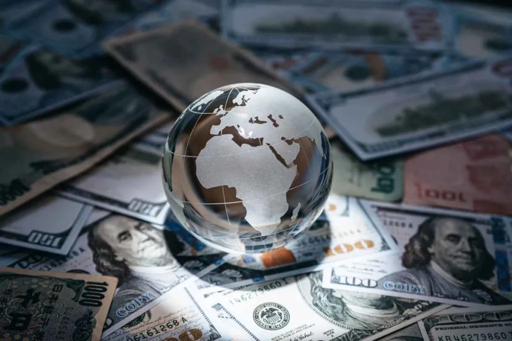 Concepto de cambio de divisas con globo terráqueo y billetes internacionales