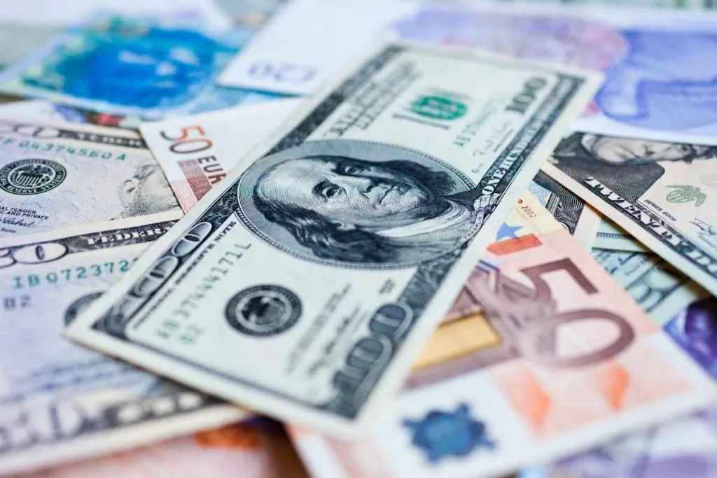 Cambio de divisas: billetes internacionales mixtos, incluyendo dólares y euros
