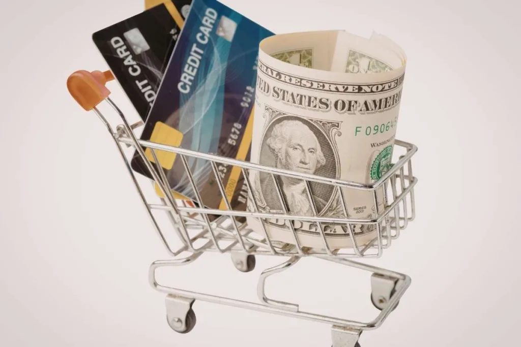 Carrito de compra con efectivo y tarjetas para cambio de divisas