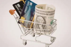 Carrito de compra con efectivo y tarjetas para cambio de divisas