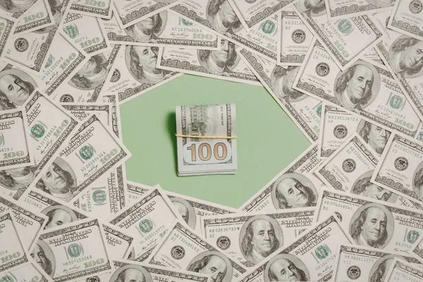 Fajo de billetes de cien dólares en una casa de cambio