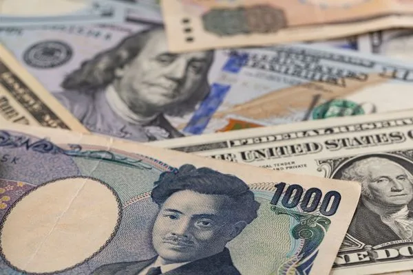 Concepto de cambio de divisas con dólares estadounidenses y billetes internacionales