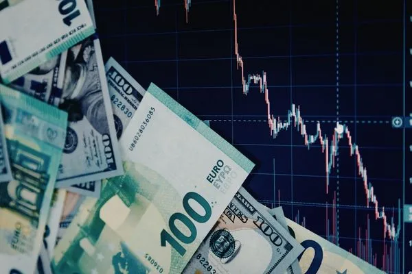 Gráfico de tipos de cambio de dólares y euros con tendencia a la baja