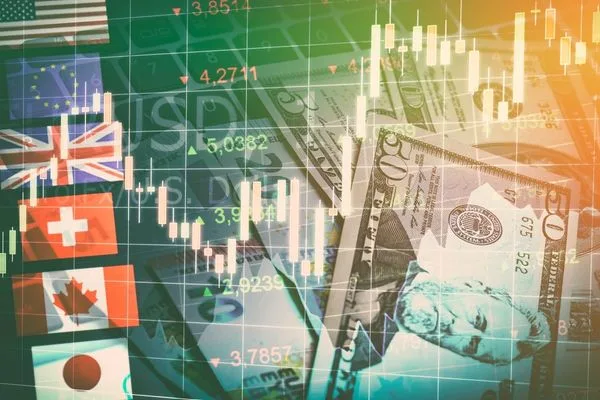 Superposición de datos financieros de cambio de divisas con primer plano del dólar estadounidense
