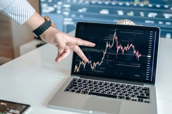 Análisis de gráficos financieros que muestran las fluctuaciones del tipo de cambio