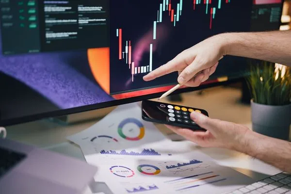 Tendencias del mercado de divisas y operaciones financieras mostradas en pantalla digital