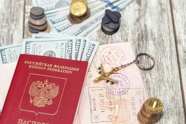 Preparación para el cambio de divisas con pasaporte, efectivo y artículos esenciales de viaje