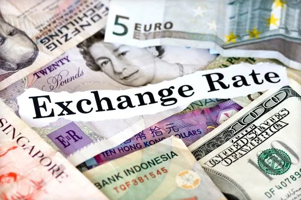 Tipos de cambio de divisas con billetes internacionales y el dólar estadounidense