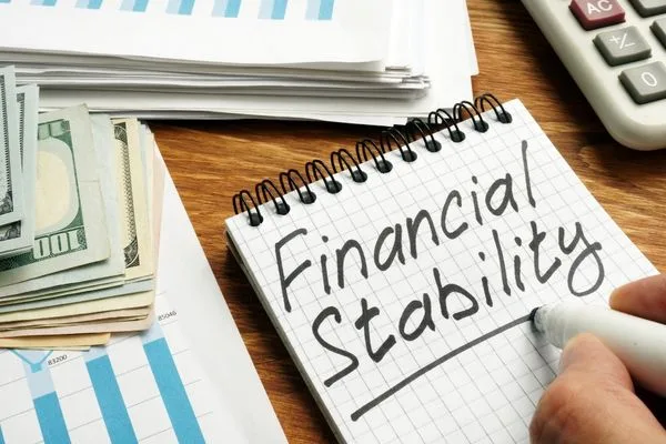 Concepto de estabilidad financiera con billetes y contexto de cambio de divisas